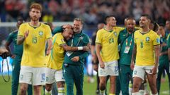 La selecci�n de Brasil celebrando el pase a la siguiente fase tras la victoria ante Escocia