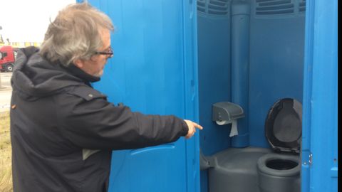 Acevedo mostrando el interior del ba�o qu�mico