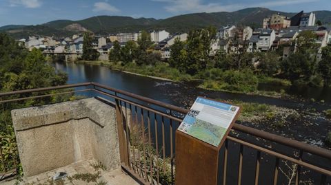 En el mirador del puente de San Fernando hay un panel indicativo con el cdigo QR que da acceso a ms informacin sobre cada punto de la ruta Pasea O Barco