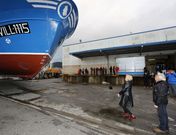 La madrina del �Hermanos Saborido� lanz� al barco la tradicional botella de champ�n. 