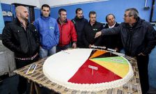 Marineros explican en Corcubi�n con una tarta el porcentaje de capturas que le tocan al sector. 