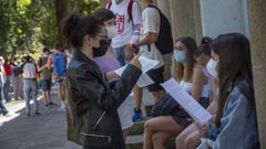 Estudiantes repasando antes de un examen de la ABAU en Santiago