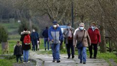 Gente paseando con mascarilla por Noia, localidad que registra la incidencia acumulada m�s elevada