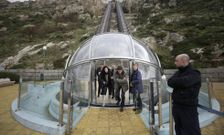 Visitantes saliendo del elevador de San Pedro, conocido popularmente como la �arielita� . 