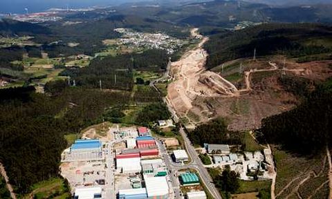 El polgono de Xove est situado junto a la carretera general.