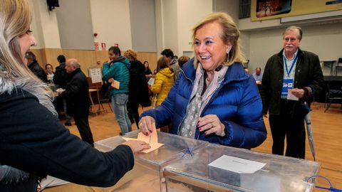 La candidata de PP-Foro al Senado y expresidenta de los populares asturianos, Mercedes Fernndez, vota en el colegio pblico Jovellanos 