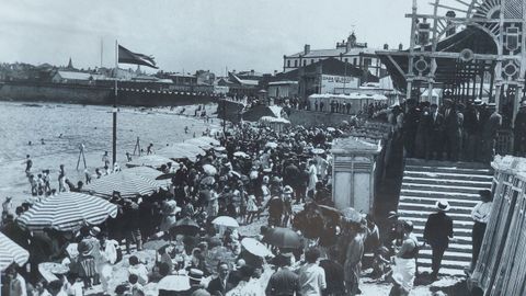 Riazor en 1925, con la casa de baños La Salud al fondo.