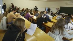 Alumnado de la Facultade de Ciencias da Comunicaci�n en un examen durante este enero