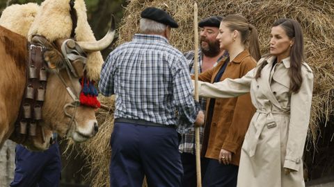 La reina Letizia y la princesa de Asturias conversan con los habitantes de Valdesoto, en el concejo de Siero, este s�bado, donde la heredera de la Corona entregar� el Premio al Pueblo Ejemplar con el que fue reconocida esta parroquia tras presentar su candidatura durante 21 ediciones
