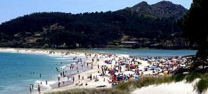 Dos mil doscientos turistas acuden cada d�a en barco a disfrutar de la playa de Rodas y del resto del archipi�lago. En agosto se est� agotando el cupo a diario.