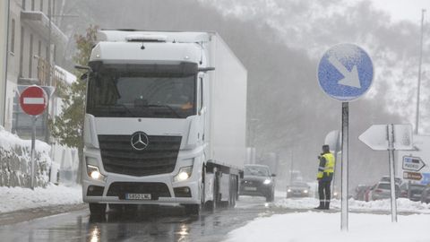 El corte de un carril de la A6 obliga a desviar el trfico por Pedrafita