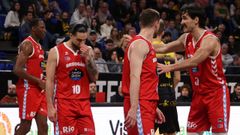 Andric se dirige a Kurucs antes de reanudar el partido tras un tiempo muerto.