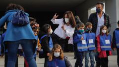 In�s Rey, alcaldesa de A Coru�a, bromea con un grupo de ni�os que visitaron el Aquarium Finisterrae