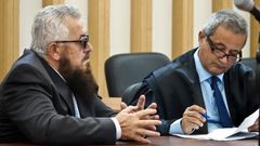 Alonso Becerra, durante el juicio junto a su abogado.