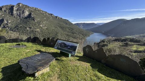 Vistas desde el mirador de Covas, con la aldea y el embalse de Penarrubia en el ro Sil.