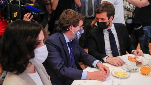 Casado conversa con Almeida, alcalde de Madrid en la mesa de un desayuno informativo en la que se encontraba la presidenta en funciones de la Comunidad de Madrid, Isabel Daz Ayuso