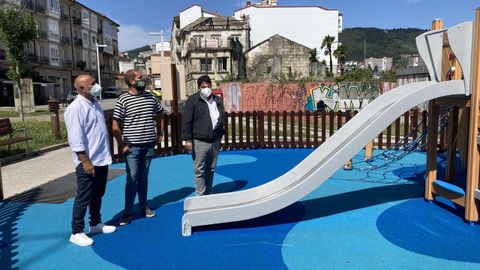 Los concejales Tino Fernndez e Ivn Puentes, en el renovado parque infantil de la plaza de Valentn Garca Escudero de Pontevedra