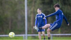 Orviz Real Oviedo Vetusta Requexon.Sergio Orviz, durante un entrenamiento con el Vetusta