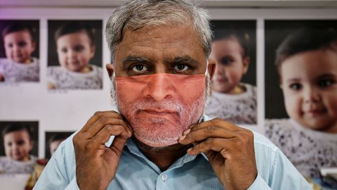 En India, una firma se ha especializado en producir mascarillas personalizadas con la imagen de cada cliente