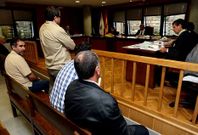 Los cuatro hermanos acusados, en el juicio celebrado ayer en el Juzgado de lo Penal n�mero 3 de Vigo.
