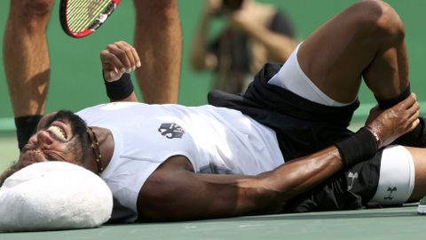 Dustin Brown se duele al lesionarse en su partido de tenis contra el brasile�o Bellucci.
