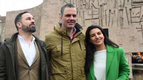 Abascal (izquierda), junto a Ortega Smith y Rocío Monasterio
