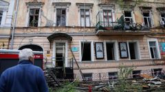 Un ciudadano contempla un edificio daado por la guerra en la calle Pasteur de Odesa.