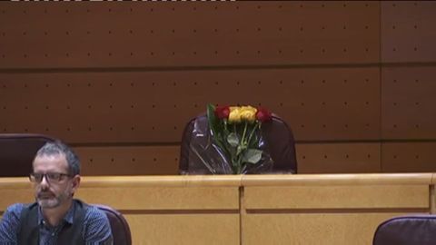 Un ramo de flores sobre el esca�o de Rita Barber� en el Senado