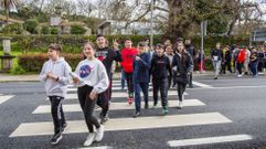 Jvenes del instituto de Vimianzo, durante el Roteiro 8M del martes