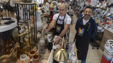 Miguel Vidal (izquierda) y Javier González (derecha), en el interior de uno de los dos locales de la tienda Marabillas, en la calle Fernando III O Santo