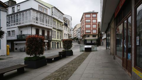 Respetando el confinamiento, calles como esta de Viveiro estaban as� de vac�as este domingo