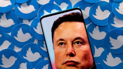 Elon Musk y unos logos de Twitter.