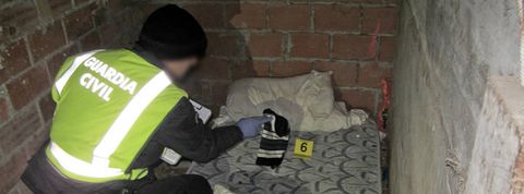 Un guardia civil, en el galp�n donde ten�an retenido al secuestrado