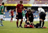 Nerea, la fisioterapeuta granate, atiende a Jacobo ante la mirada de Santi y del colegiado.