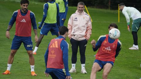 El t�cnico del Oviedo, Luis Carri�n, durante un entrenamiento del equipo en El Requex�n
