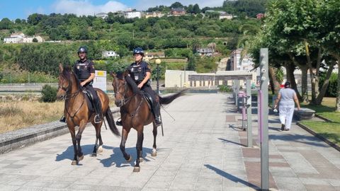 Polic�a Nacional a caballo en Viveiro
