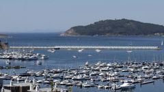 Puerto de Baiona con Monteferro al fondo.