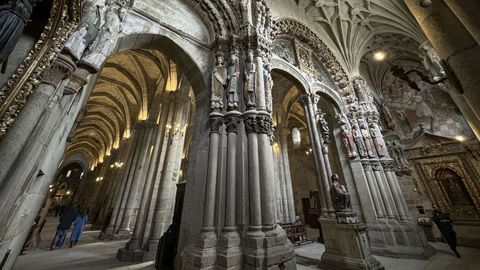 Catedral de Ourense. El Prtico del Paraso, realizado por discpulos del maestro Mateo, est justo detrs de la entrada principal, a la que se accede por la plazuela de San Martn, que suele estar cerrada.