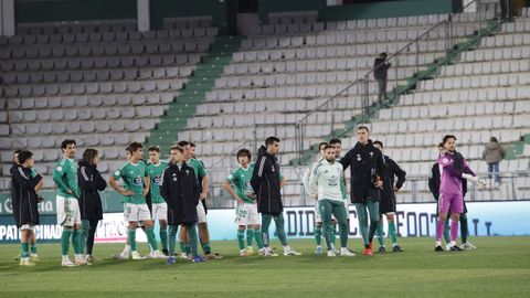 Los jugadores, con uno de los sectores pr�cticamente vac�o, tras la derrota en A Malata por goleada. 