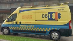 Una ambulancia a las puertas del centro de salud de Rianxo.