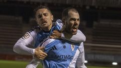 Samu Rodríguez abraza al goleador Jorge Maceira en el último partido ante el Noia