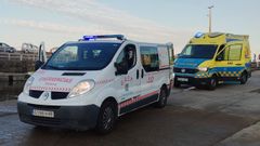 Efectivos de Protecci�n Civil y sanitarios del 061 prestaron asistencia al var�n herido en el puerto de Ribeira