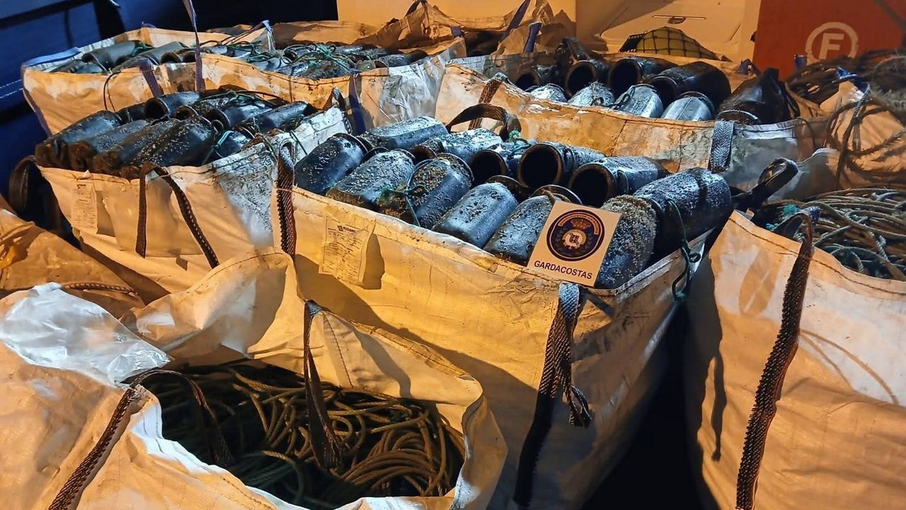 Requisan 523 cacharros para la captura furtiva de pulpo frente a A Guarda