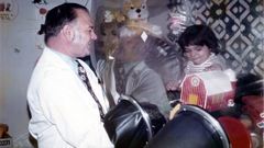 David Vetter, nacido en 1971 con este sndrome raro y apodado el nio burbuja porque lo aislaron para protegerlo a la espera de una posible cura, con el mdico John Montgomery. Falleci con doce aos. / Wikimedia Commons