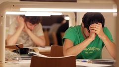 Estudiantes en la biblioteca Concepci�n Arenal de la USC