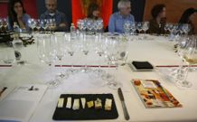 Antes del «showcooking» hubo una cata de vinos y quesos europeos.
