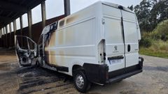 El furg�n fue abandonado en A Tilleira, Cerqueda, y los ladrones le plantaron fuego para no dejar huellas sobre la autor�a.