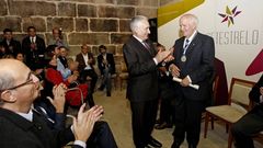 Fern�ndez-Albalat recibi� la medalla de plata de manos del presidente de Setestrelo, Francisco N�voa