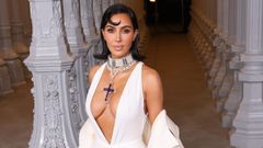 Kim Kardashian, con la cruz de Attallah