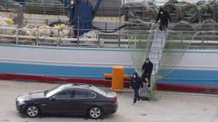 Los tres supervivientes del Villa de Pitanxo a su llegada al puerto de San Juan en Canad�